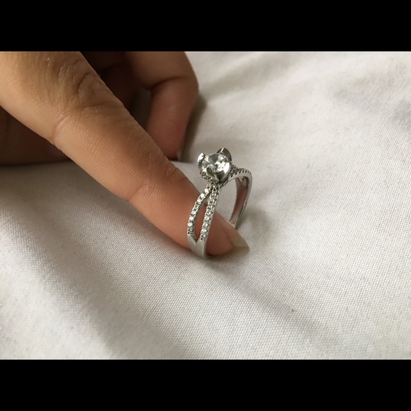 Engagement ring - Picture 4 of 4